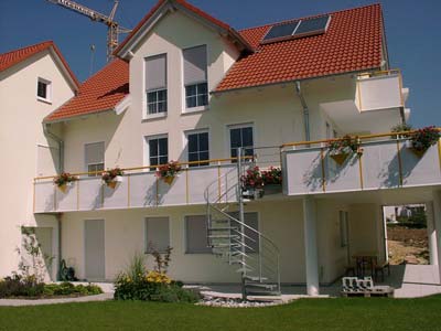 Innen- und Außenputzarbeiten mit Fensterfaschen und Farbgestaltung