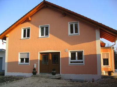 Innen- und Außenputzarbeiten mit Fensterfaschen und Farbgestaltung