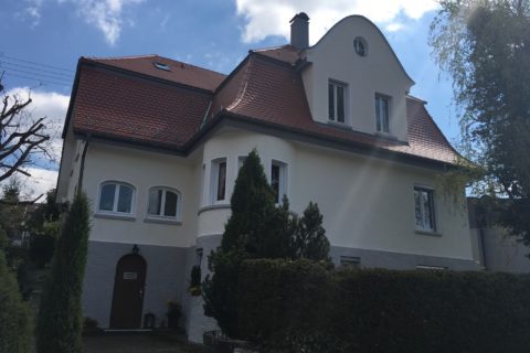 Renovierung der Fassade und Dachgesims mit Farbgestaltung