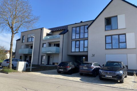 Innen-, Außenputzarbeiten und Farbgestaltung an einem Merhfamilienhaus- Außenputz als Besenstrichstruktur ausgeführt