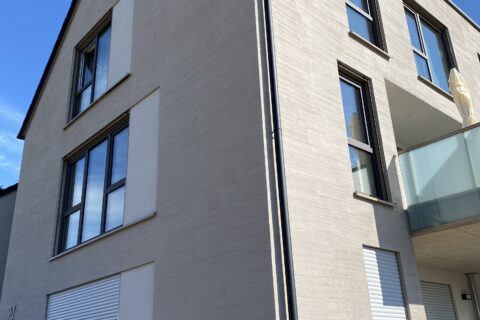 Innen-, Außenputzarbeiten und Farbgestaltung an einem Merhfamilienhaus- Außenputz als Besenstrichstruktur ausgeführt