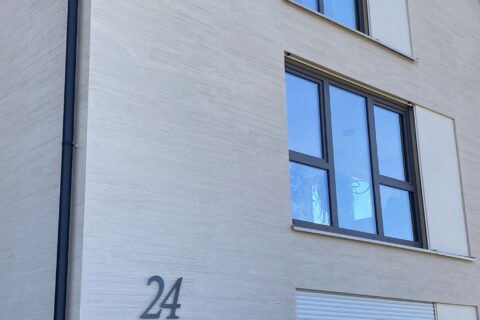 Innen-, Außenputzarbeiten und Farbgestaltung an einem Merhfamilienhaus- Außenputz als Besenstrichstruktur ausgeführt